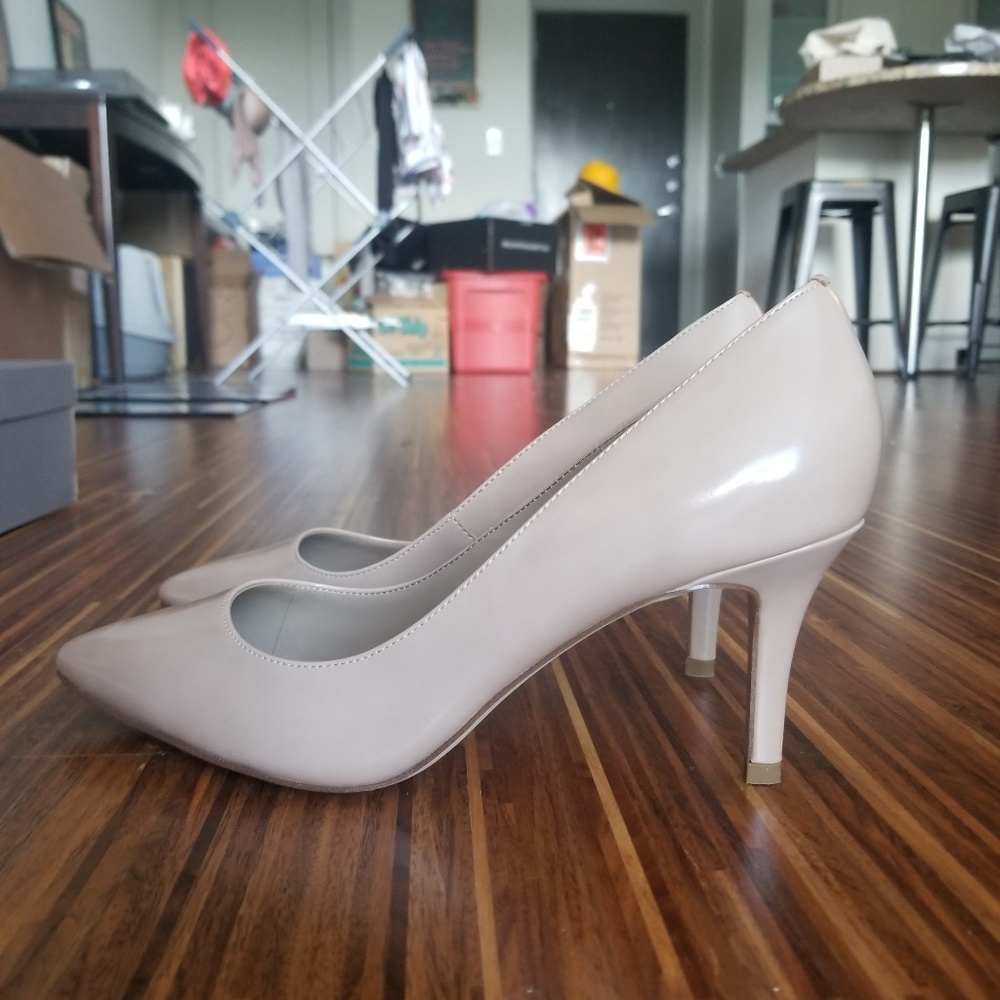 Brand New Charles & Keith Nude Pumps (sz 39)